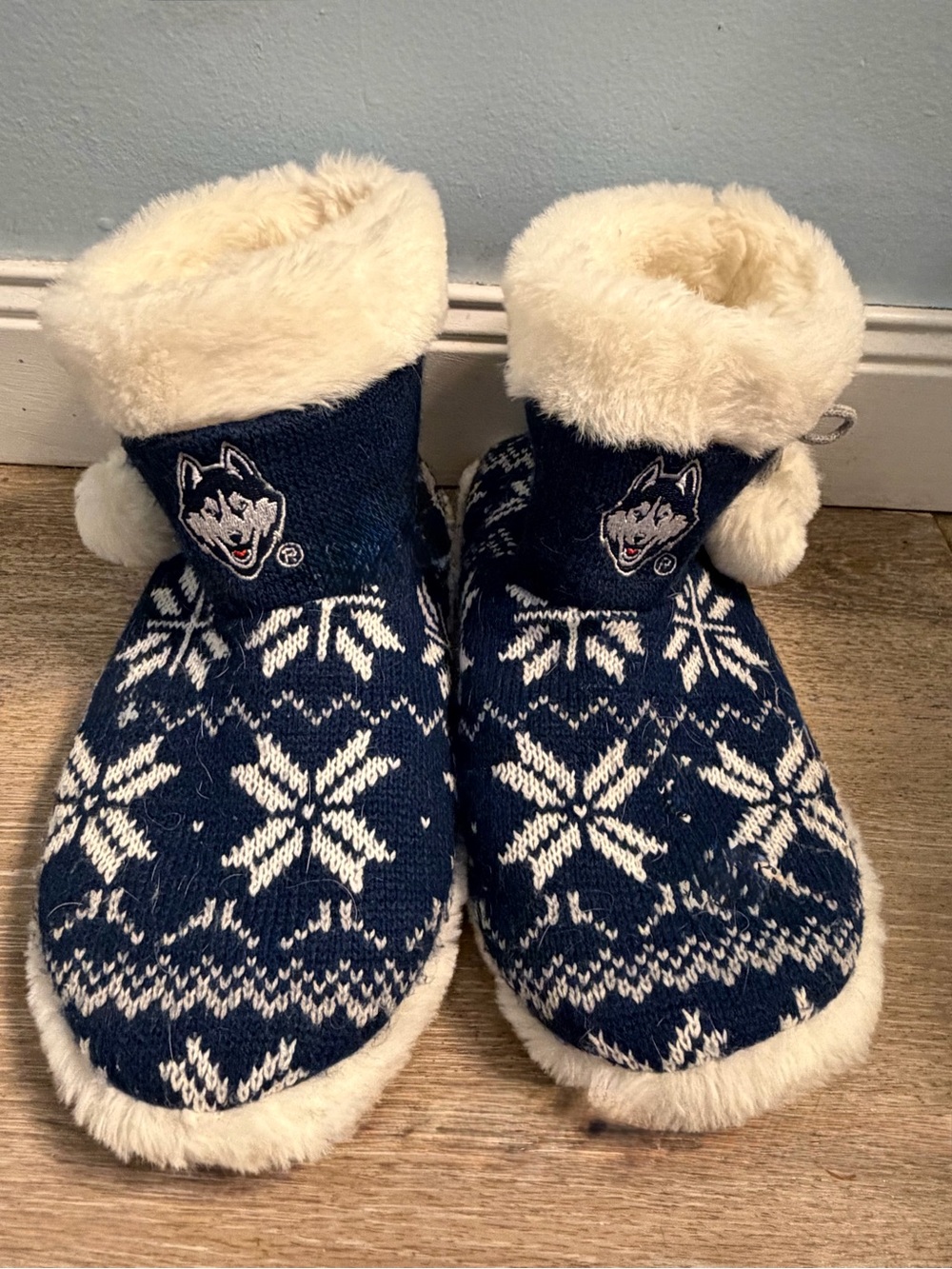 UConn Huskies Bootie Slippers Womens Sz Lg 9/10